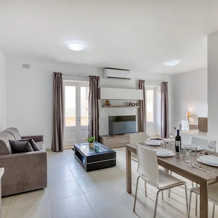 New To The Market - 2 Bedroom Unit 5 Minutes Walk From The By Sf Homes