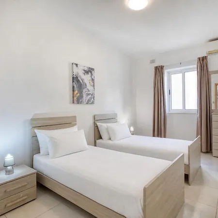 New To The Market - 2 Bedroom Unit 5 Minutes Walk From The By Sf Homes Appartamento