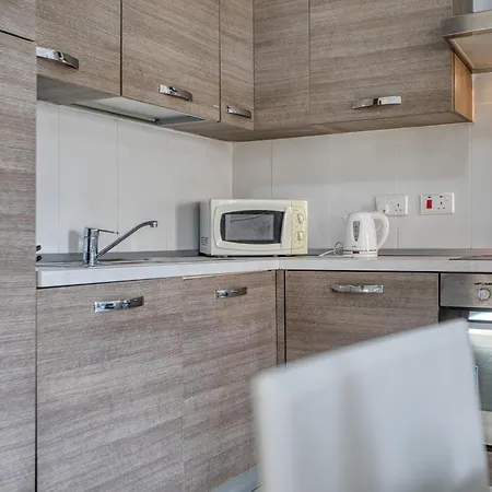 New To The Market - 2 Bedroom Unit 5 Minutes Walk From The By Sf Homes Appartamento
