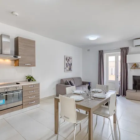 New To The Market - 2 Bedroom Unit 5 Minutes Walk From The By Sf Homes Appartamento
