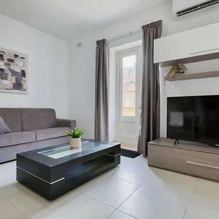 New To The Market - 2 Bedroom Unit 5 Minutes Walk From The By Sf Homes *