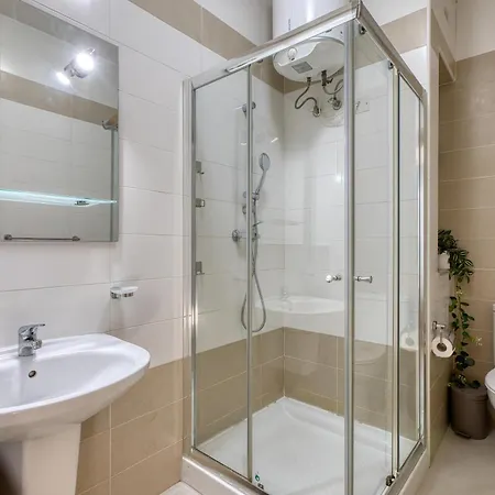New To The Market - 2 Bedroom Unit 5 Minutes Walk From The By Sf Homes *