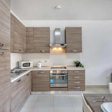 New To The Market - 2 Bedroom Unit 5 Minutes Walk From The By Sf Homes Appartamento
