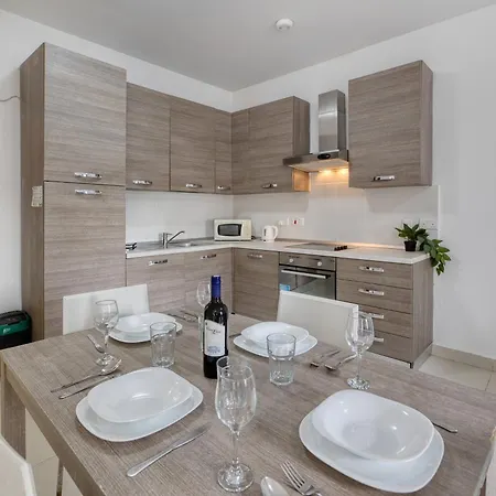 New To The Market - 2 Bedroom Unit 5 Minutes Walk From The By Sf Homes *